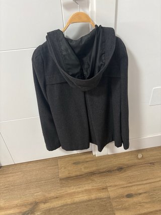 Abrigo Zara con capucha Talla M. 55% lana