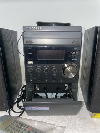 Equipo de música Kenwood con altavoces