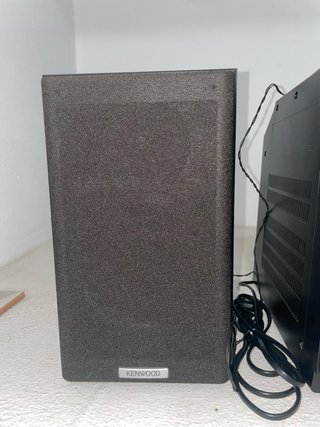 Equipo de música Kenwood con altavoces