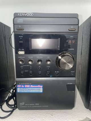 Equipo de música Kenwood con altavoces