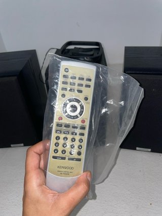 Equipo de música Kenwood con altavoces