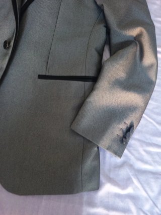 Elegante traje gris hombre ribete negro