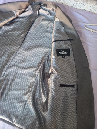 Elegante traje gris hombre ribete negro