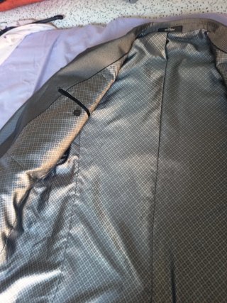 Elegante traje gris hombre ribete negro