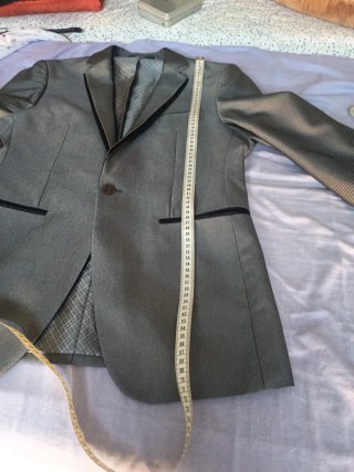Elegante traje gris hombre ribete negro