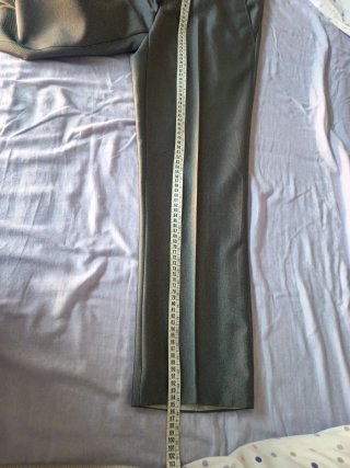 Elegante traje gris hombre ribete negro