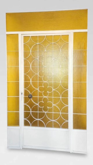 Puerta de entrada con cristal amarillo