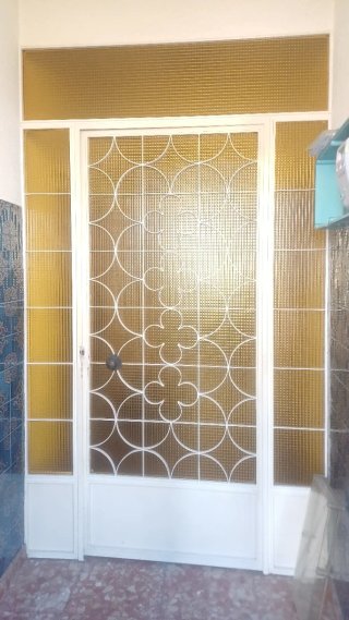 Puerta de entrada con cristal amarillo