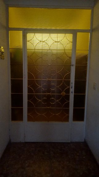 Puerta de entrada con cristal amarillo