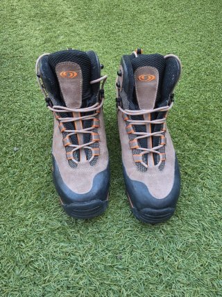 Botas de montaña Salomon marrones y naranjas