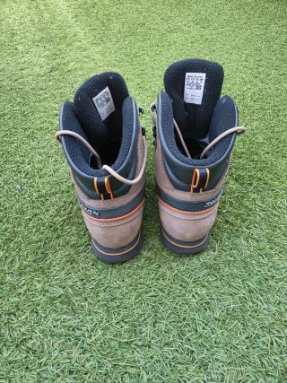 Botas de montaña Salomon marrones y naranjas