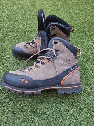 Botas de montaña Salomon marrones y naranjas