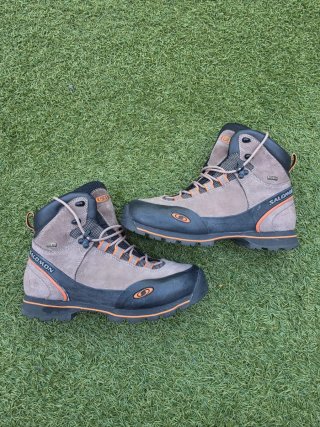 Botas de montaña Salomon marrones y naranjas