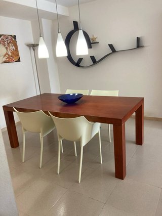Mesa de comedor de madera