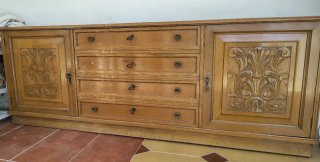 Aparador de madera tallada