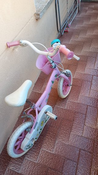 Bicicleta infantil rosa con cesta