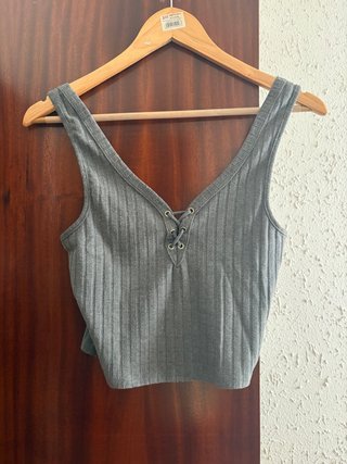 Top de tirantes gris con cordones