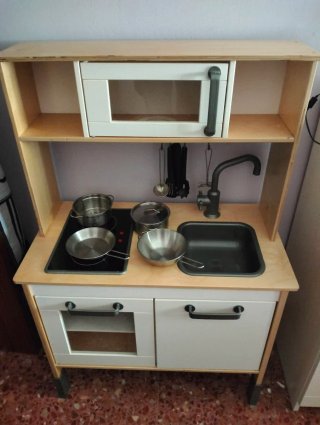 Cocinita de juguete con accesorios de Ikea.