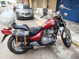 Moto roja y plateada