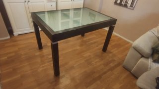Mesa de comedor de madera oscura y cristal templad