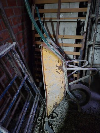 Hormigonera y herramientas construcción