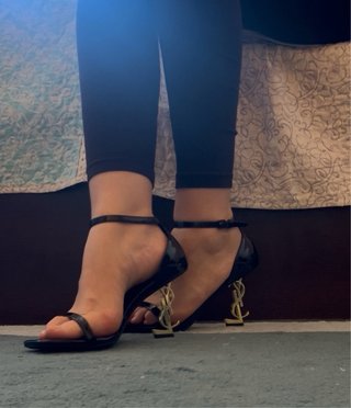 Tacchi identici a YSL