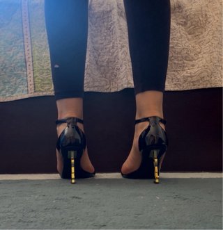 Tacchi identici a YSL