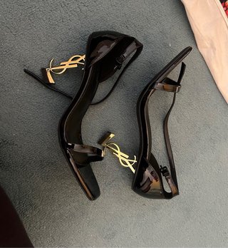 Tacchi identici a YSL