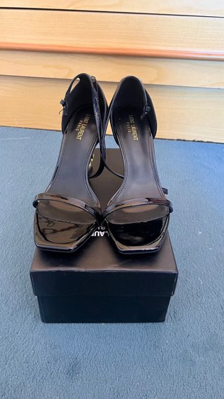 Tacchi identici a YSL