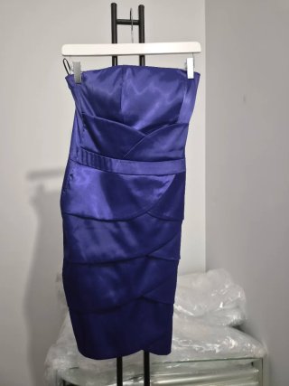Vestido morado sin tirantes con volantes