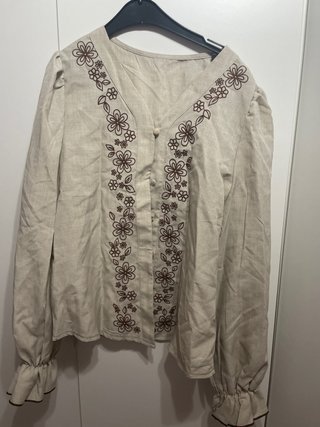 Blusa beige con bordado floral