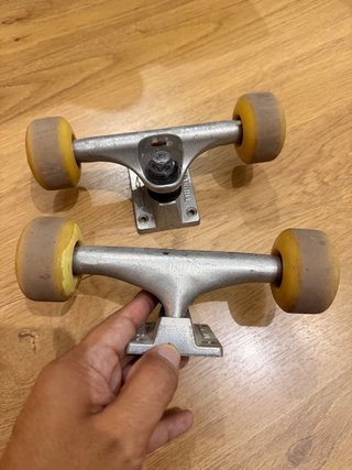 Ejes de skate Thunder con ruedas y rodamientos