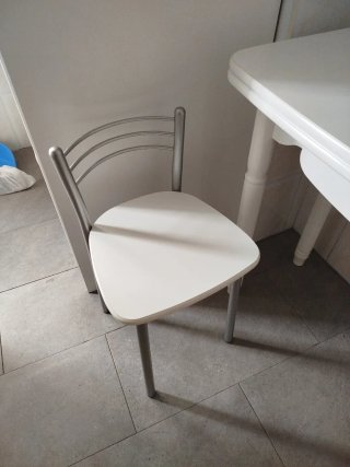 Mesa de cocina blanca de madera+ 2 taburetes