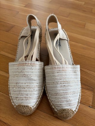 Sandalias cuña beige y doradas talla 38