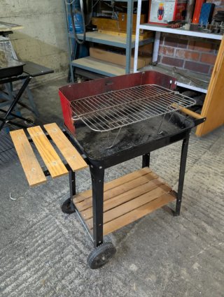Barbacoa pequeña metal y madera