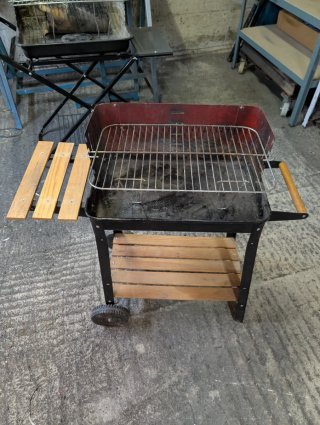 Barbacoa pequeña metal y madera