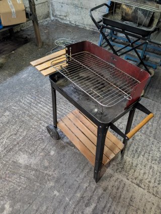 Barbacoa pequeña metal y madera
