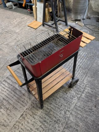 Barbacoa pequeña metal y madera