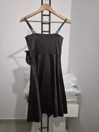 Vestido negro con lazo y pedrería