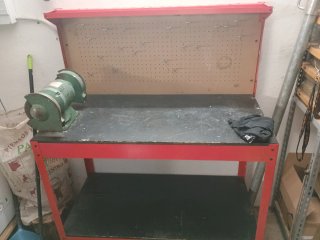 Banco de trabajo con piedra de afilar