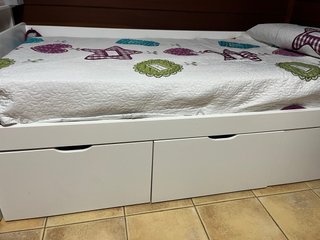 Cama individual blanca con cajones