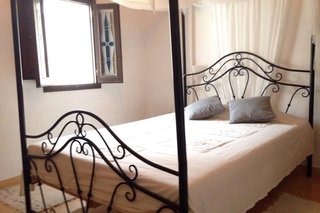 Cama de hierro forjado con dosel