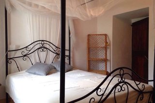 Cama de hierro forjado con dosel