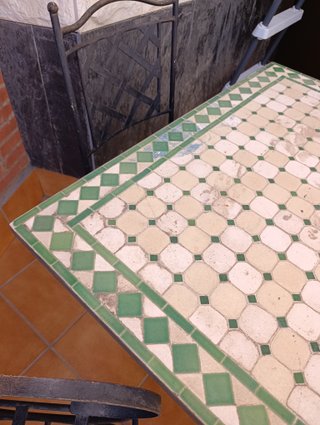 Mesa de forja con azulejos y 4 sillas