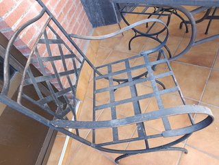 Mesa de forja con azulejos y 4 sillas