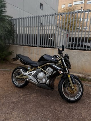 Kawasaki ER6N Negra y Dorada
