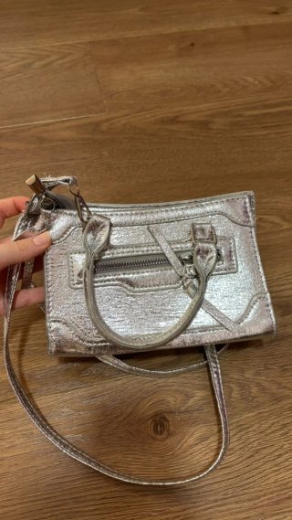 Bolso plateado pequeño