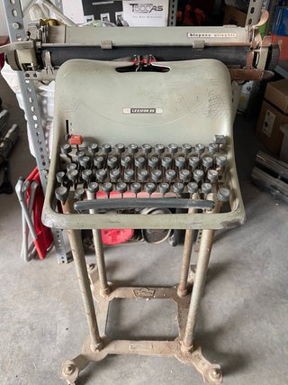 Máquina de escribir antigua Olivetti Lexicon 80