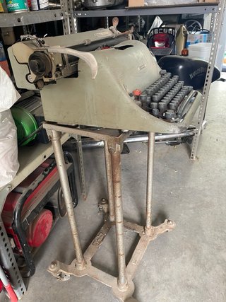 Máquina de escribir antigua Olivetti Lexicon 80