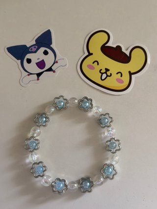 Pulsera de flores azules y plateadas